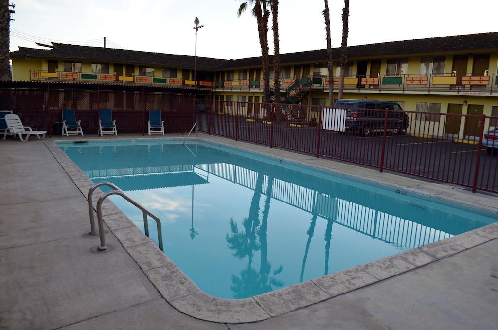 אינדיאו Tropics Motor Hotel מראה חיצוני תמונה